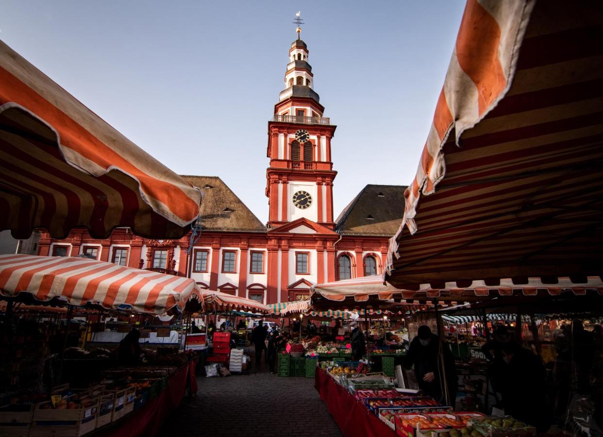 Hostel MHG Exteriör bild The Christmas market in front of the church