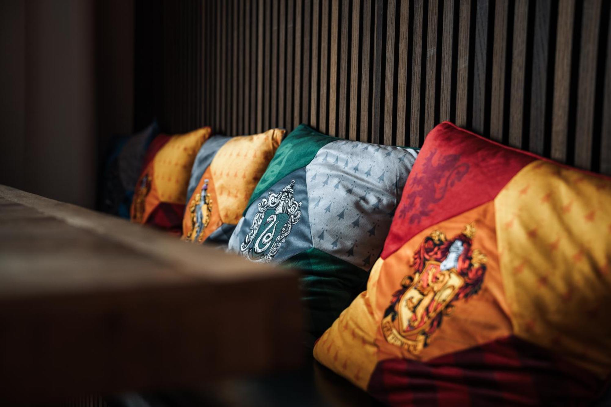 Hostel MHG Exteriör bild Pillows with the coats of arms of the four houses