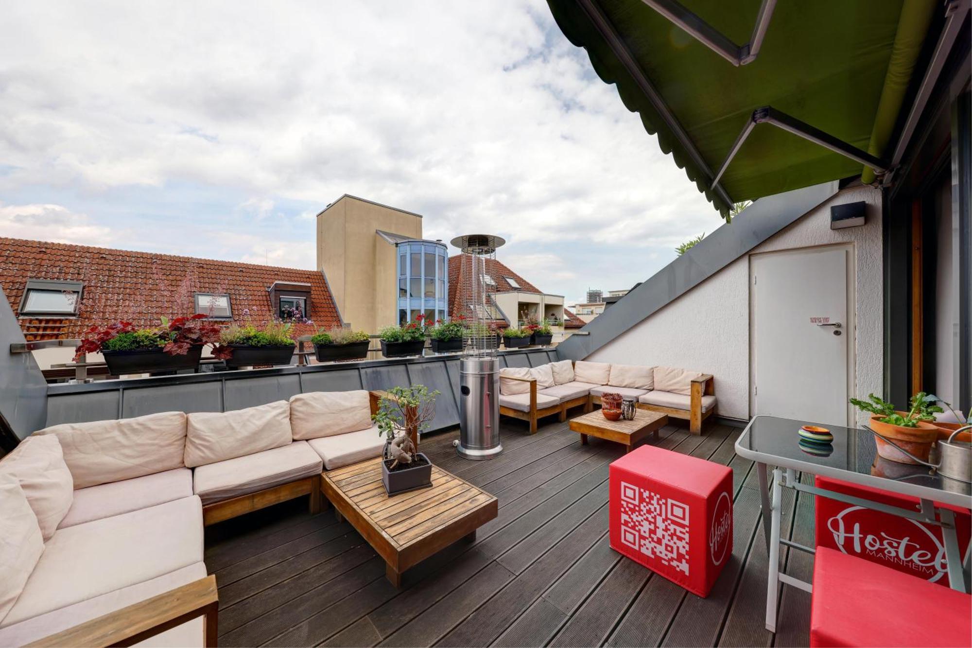 Hostel MHG Exteriör bild Rooftop terrace